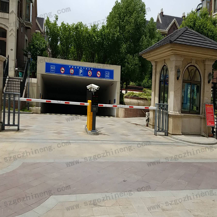 張家港伊頓花園別墅現(xiàn)場(chǎng)案例車(chē)牌識(shí)別加廣告道閘，人行通道閘（護(hù)外人臉識(shí)別加擺閘